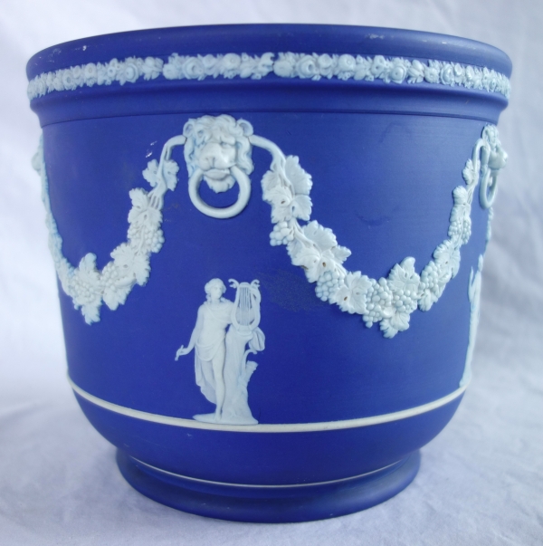 Wedgwood : grand cache-pot / centre de table néoclassique en porcelaine biscuit bleu foncé