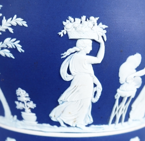 Wedgwood : grand cache-pot / centre de table néoclassique en porcelaine biscuit bleu foncée