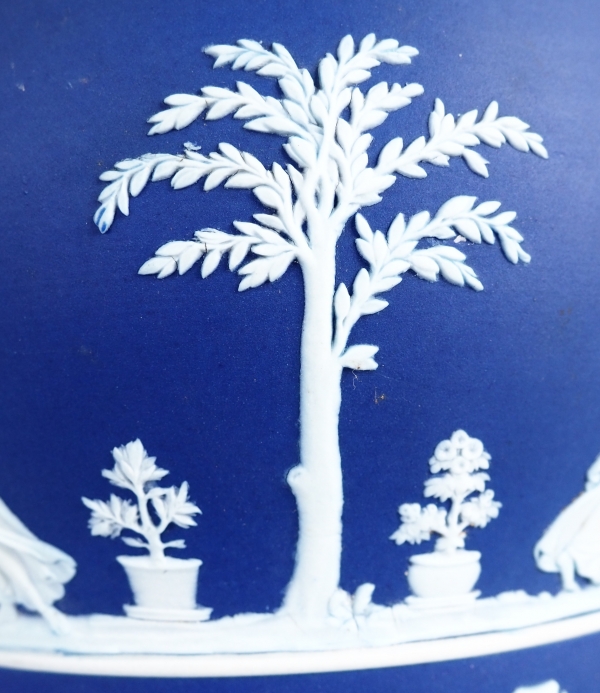 Wedgwood : grand cache-pot / centre de table néoclassique en porcelaine biscuit bleu foncée