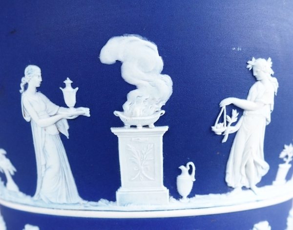 Wedgwood : grand cache-pot / centre de table néoclassique en porcelaine biscuit bleu foncée