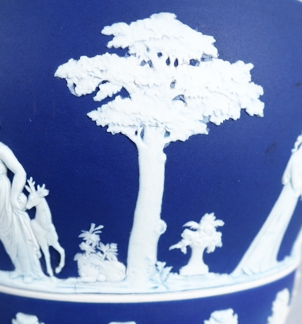 Wedgwood : grand cache-pot / centre de table néoclassique en porcelaine biscuit bleu foncée