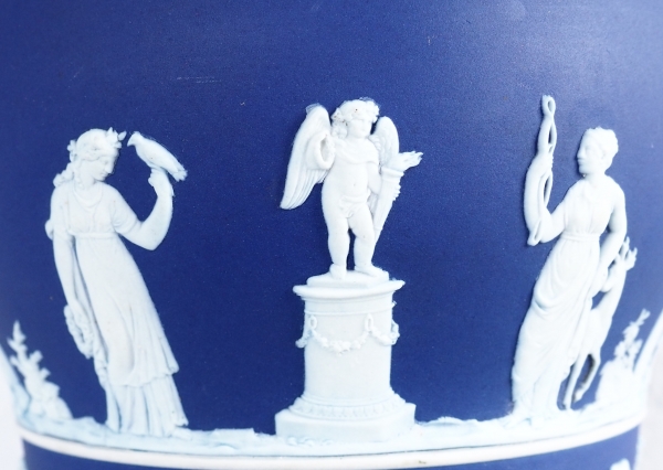 Wedgwood : grand cache-pot / centre de table néoclassique en porcelaine biscuit bleu foncée