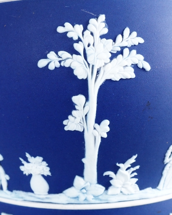 Wedgwood : grand cache-pot / centre de table néoclassique en porcelaine biscuit bleu foncée