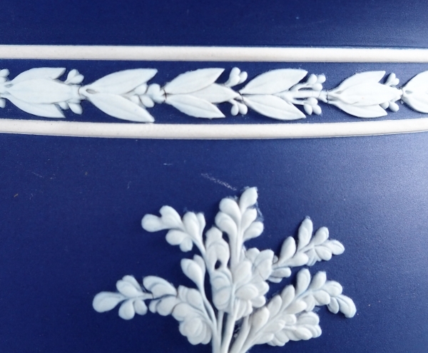 Wedgwood : grand cache-pot / centre de table néoclassique en porcelaine biscuit bleu foncée