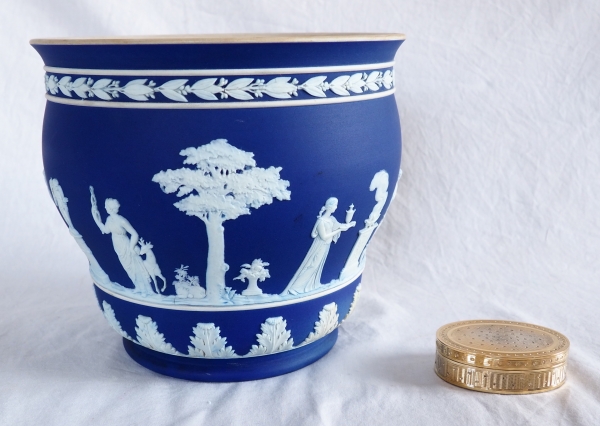 Wedgwood : grand cache-pot / centre de table néoclassique en porcelaine biscuit bleu foncée