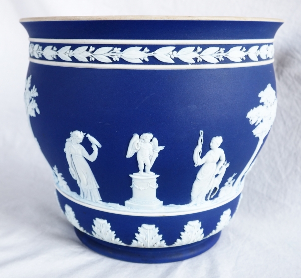 Wedgwood : grand cache-pot / centre de table néoclassique en porcelaine biscuit bleu foncée