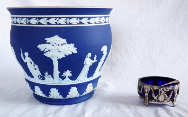 Wedgwood : grand cache-pot / centre de table néoclassique en porcelaine biscuit bleu foncée