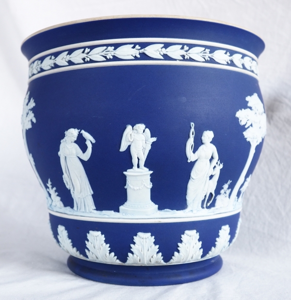 Wedgwood : grand cache-pot / centre de table néoclassique en porcelaine biscuit bleu foncée