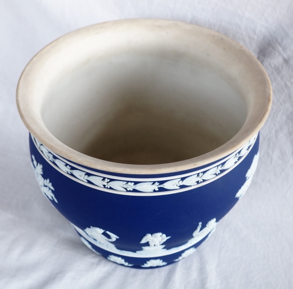 Wedgwood : grand cache-pot / centre de table néoclassique en porcelaine biscuit bleu foncée