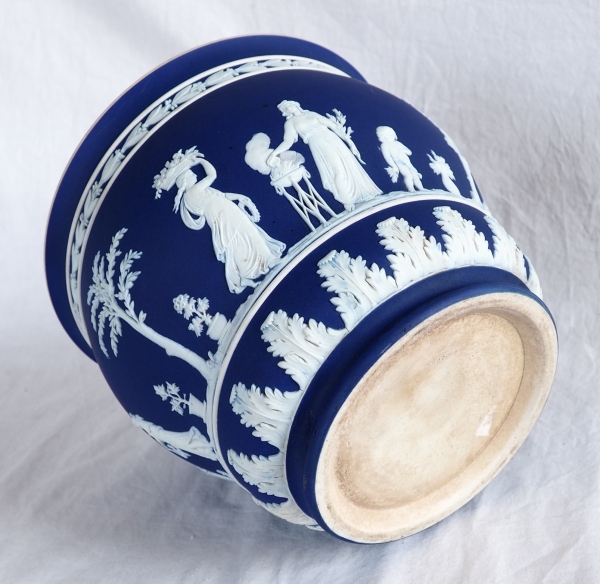 Wedgwood : grand cache-pot / centre de table néoclassique en porcelaine biscuit bleu foncée