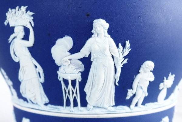 Wedgwood : grand cache-pot / centre de table néoclassique en porcelaine biscuit bleu foncée