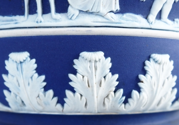 Wedgwood : grand cache-pot / centre de table néoclassique en porcelaine biscuit bleu foncée