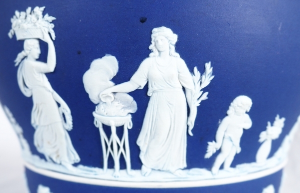 Wedgwood : grand cache-pot / centre de table néoclassique en porcelaine biscuit bleu foncée