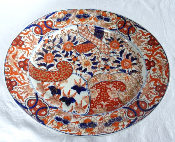 Large Imari porcelain oval serving dish, Japan, Edo period - 44cm