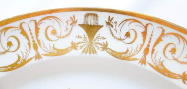 Manufacture de Locré - grand plat rond d'époque Consulat ou Empire en porcelaine dorée