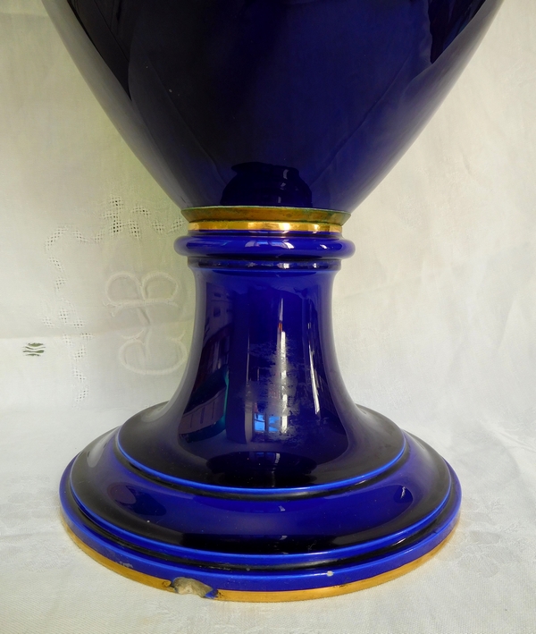 Sèvres (Manufacture Nationale) 1888 : monumental vase en porcelaine bleu de four et doré - 75cm