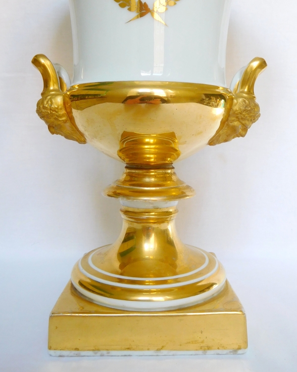 Vase Medicis en porcelaine de Paris dorée, époque Empire Restauration