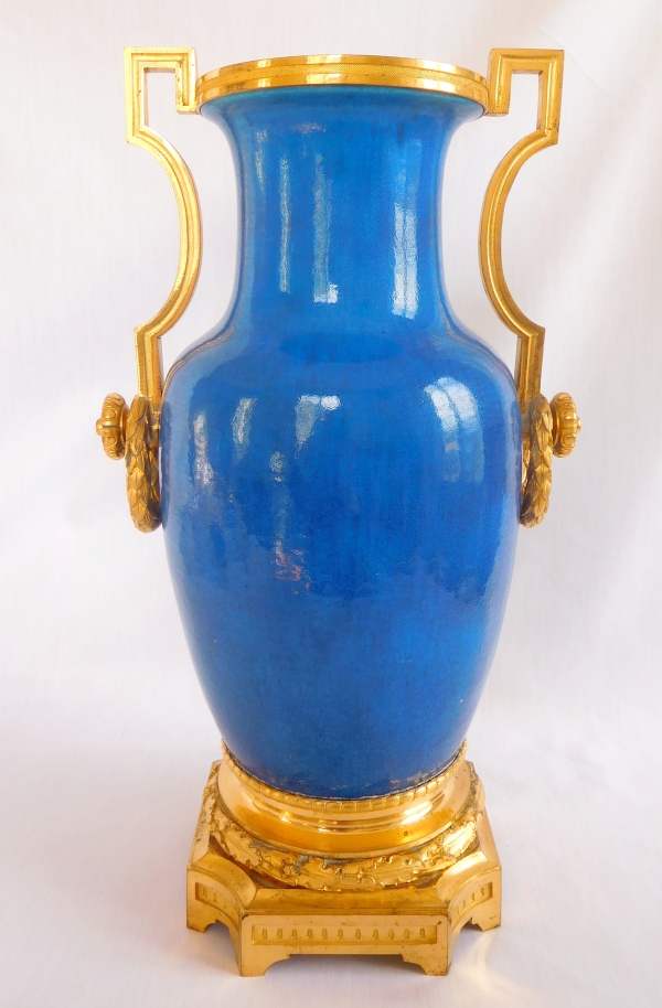 Grand vase d'ornement Louis XVI en porcelaine turquoise et bronze doré