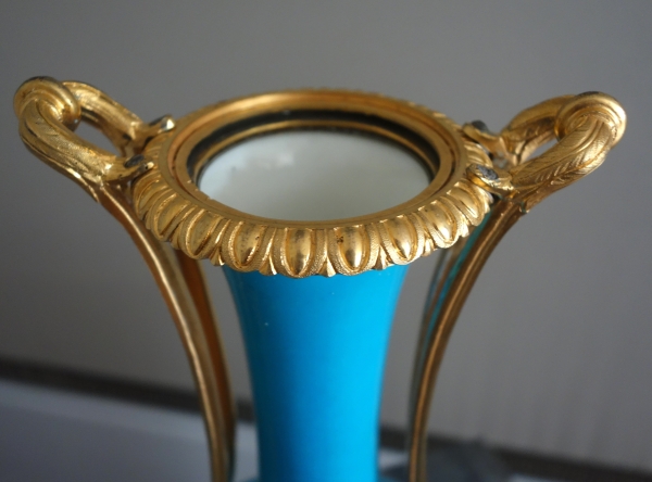 Grand vase d'ornement Louis XVI en porcelaine turquoise et bronze doré