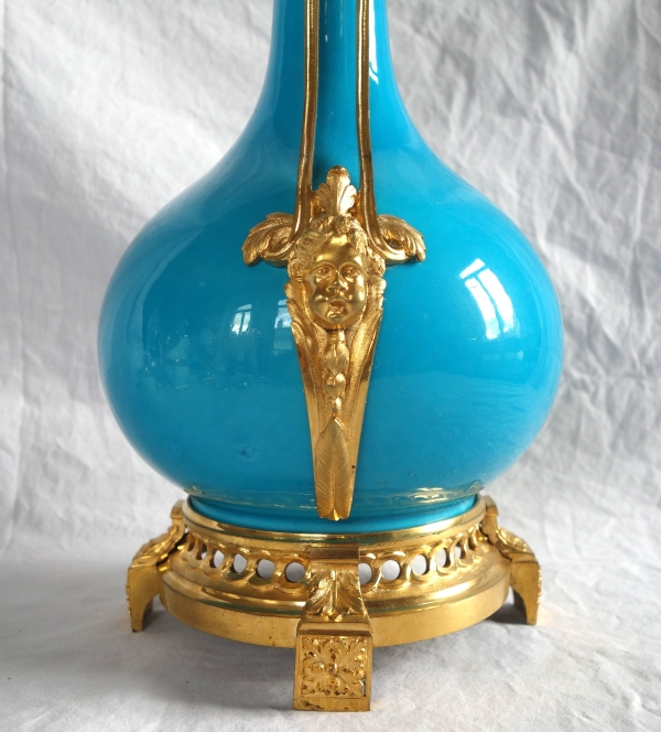 Grand vase d'ornement Louis XVI en porcelaine turquoise et bronze doré