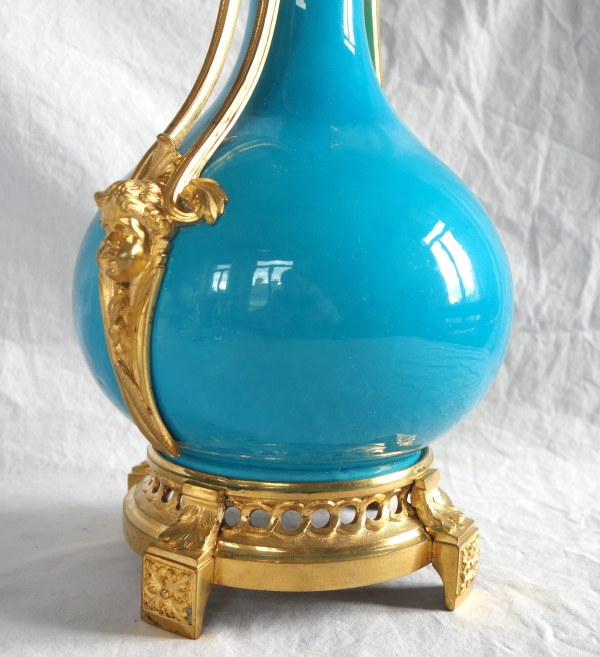 Grand vase d'ornement Louis XVI en porcelaine turquoise et bronze doré