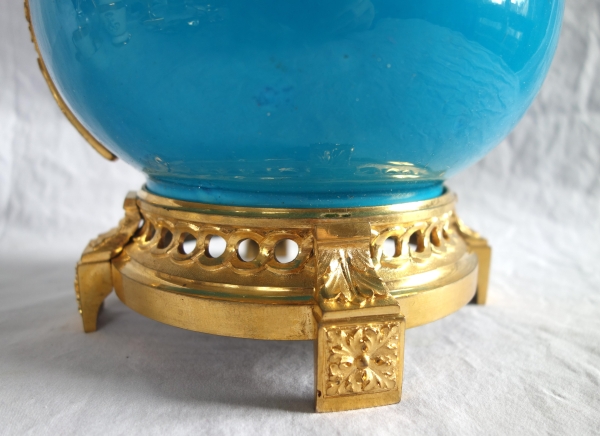 Grand vase d'ornement Louis XVI en porcelaine turquoise et bronze doré