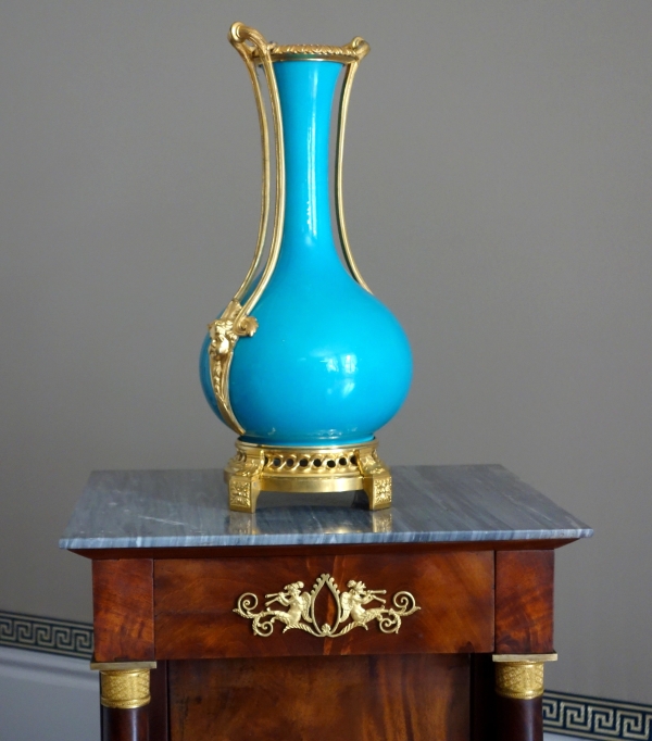 Grand vase d'ornement Louis XVI en porcelaine turquoise et bronze doré
