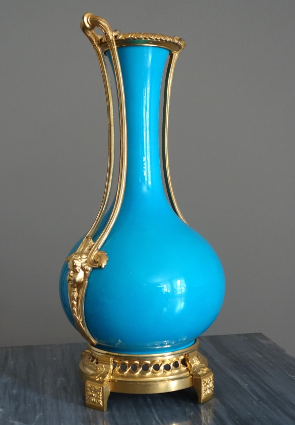 Grand vase d'ornement Louis XVI en porcelaine turquoise et bronze doré