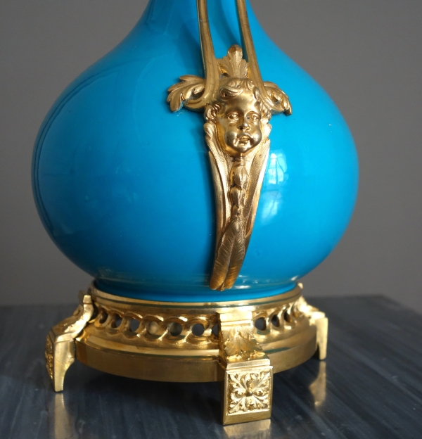 Grand vase d'ornement Louis XVI en porcelaine turquoise et bronze doré