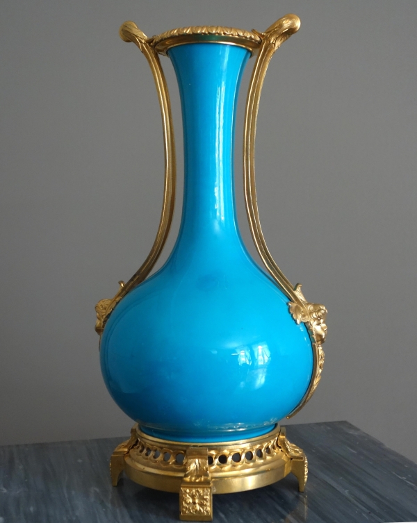 Grand vase d'ornement Louis XVI en porcelaine turquoise et bronze doré
