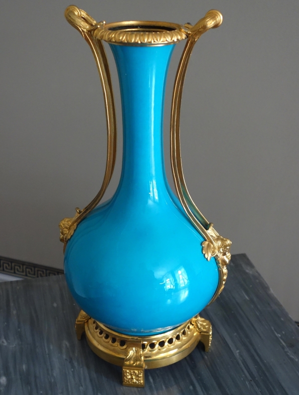 Grand vase d'ornement Louis XVI en porcelaine turquoise et bronze doré