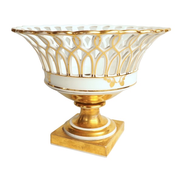 Large Paris porcelaine reticulated cup enhanced with fine gold, 19th century circa 1840