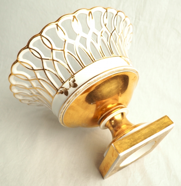 Grande corbeille / coupe ajourée en porcelaine de Paris dorée époque XIXe siècle