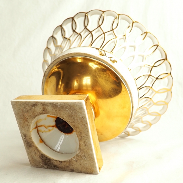 Grande corbeille / coupe ajourée en porcelaine de Paris dorée époque XIXe siècle