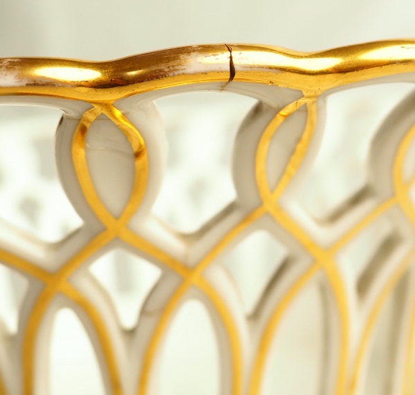 Grande corbeille / coupe ajourée en porcelaine de Paris dorée époque XIXe siècle