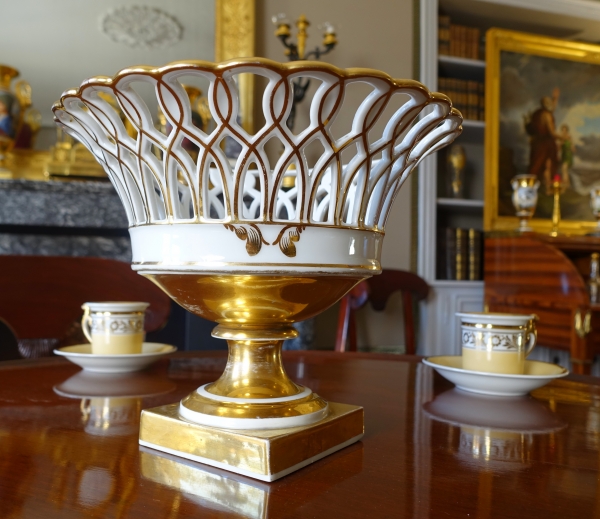 Grande corbeille / coupe ajourée en porcelaine de Paris dorée époque XIXe siècle