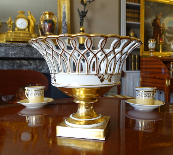 Grande corbeille / coupe ajourée en porcelaine de Paris dorée époque XIXe siècle