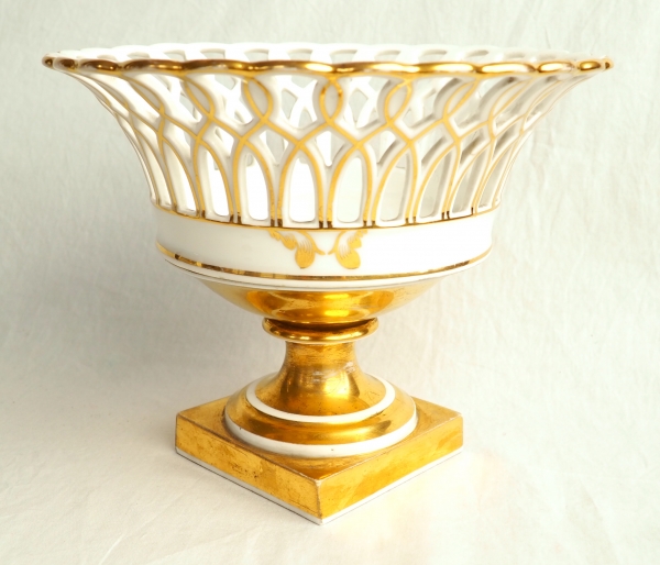 Grande corbeille / coupe ajourée en porcelaine de Paris dorée époque XIXe siècle