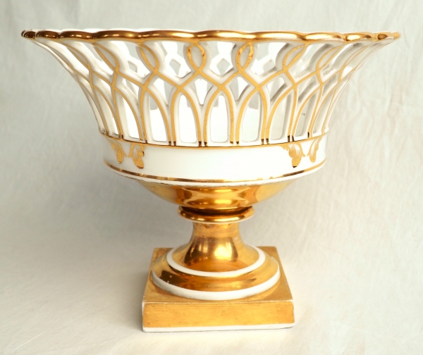 Grande corbeille / coupe ajourée en porcelaine de Paris dorée époque XIXe siècle