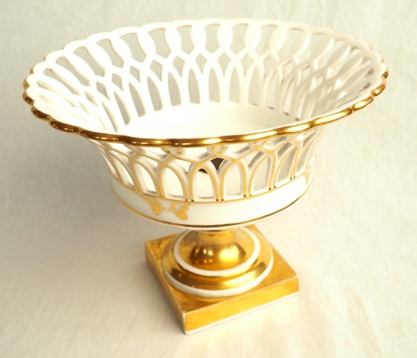 Grande corbeille / coupe ajourée en porcelaine de Paris dorée époque XIXe siècle