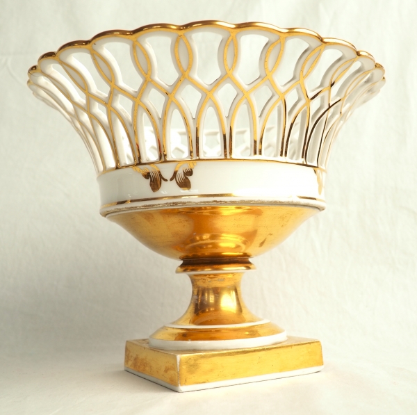 Grande corbeille / coupe ajourée en porcelaine de Paris dorée époque XIXe siècle