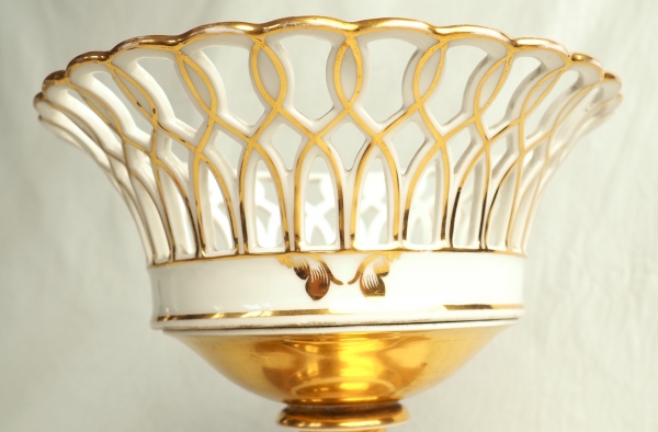 Grande corbeille / coupe ajourée en porcelaine de Paris dorée époque XIXe siècle