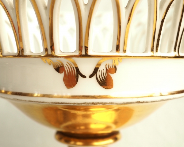 Grande corbeille / coupe ajourée en porcelaine de Paris dorée époque XIXe siècle