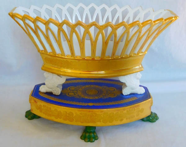 Grande coupe ajourée Empire aux lions ailés et bouclier attribuée à Dagoty, porcelaine de Paris dorée