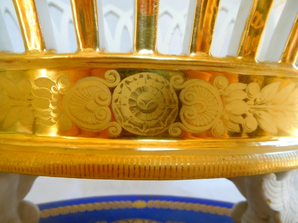 Grande coupe ajourée Empire aux lions ailés et bouclier attribuée à Dagoty, porcelaine de Paris dorée
