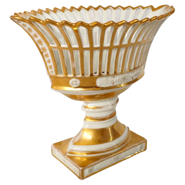 Large Empire Paris porcelain reticulated cup enhanced with fine gold, early 19th century