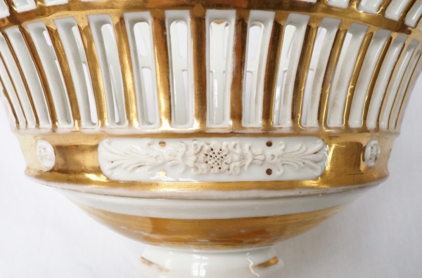 Grande coupe navette Empire en porcelaine ajourée et biscuit dorée à l'or fin, début XIXe siècle