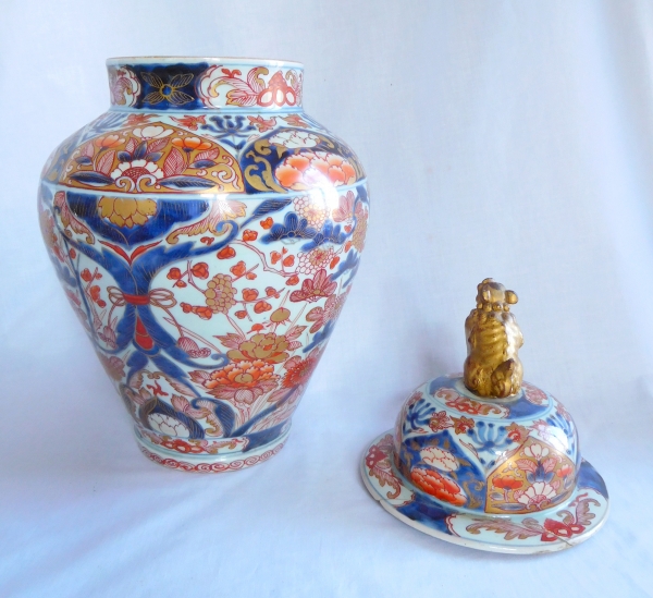 Tall Imari porcelain potiche - China, late 18th century - early 19th century - 48cm