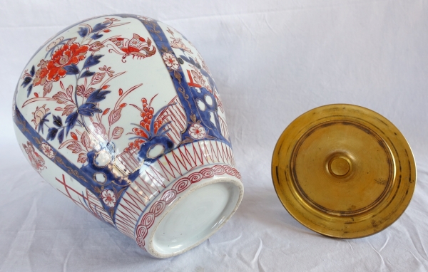 Grande potiche en porcelaine Imari et bronze doré, Japon, époque XVIIIe siècle - 38cm