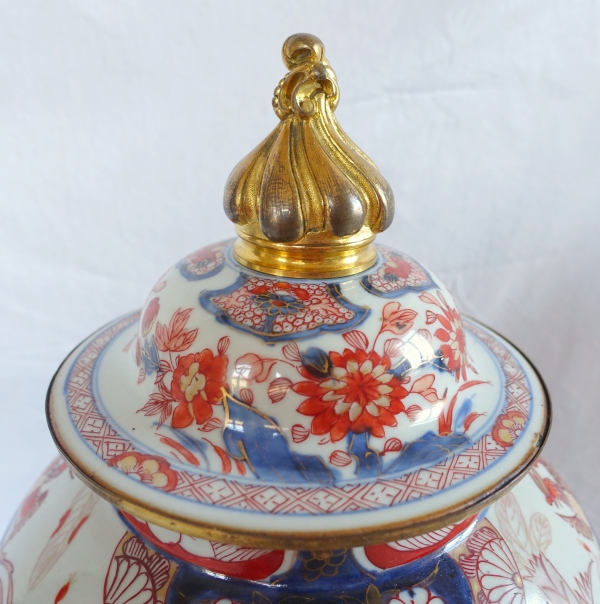 Grande potiche en porcelaine Imari et bronze doré, Japon, époque XVIIIe siècle - 38cm